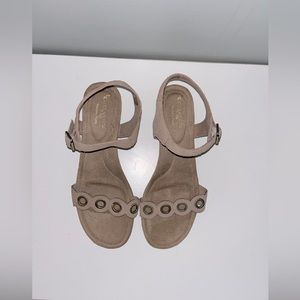 Koolaburra by Ugg memory foam women’s size 9 sandals new